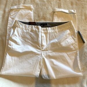 Tommy Hilfiger Rolled-Hem Straight-Leg Chino Bright White